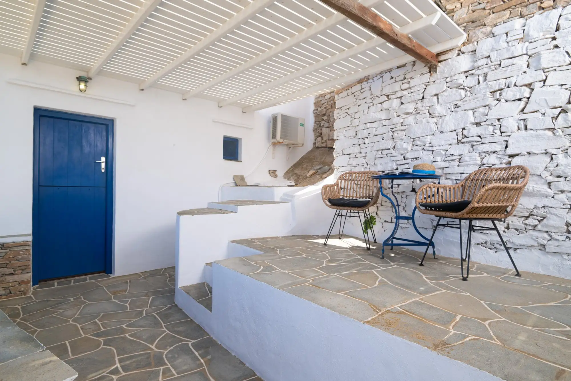 Studio Kleio: η μπλε πόρτα και η βεράντα κάτω από την πέργκολα