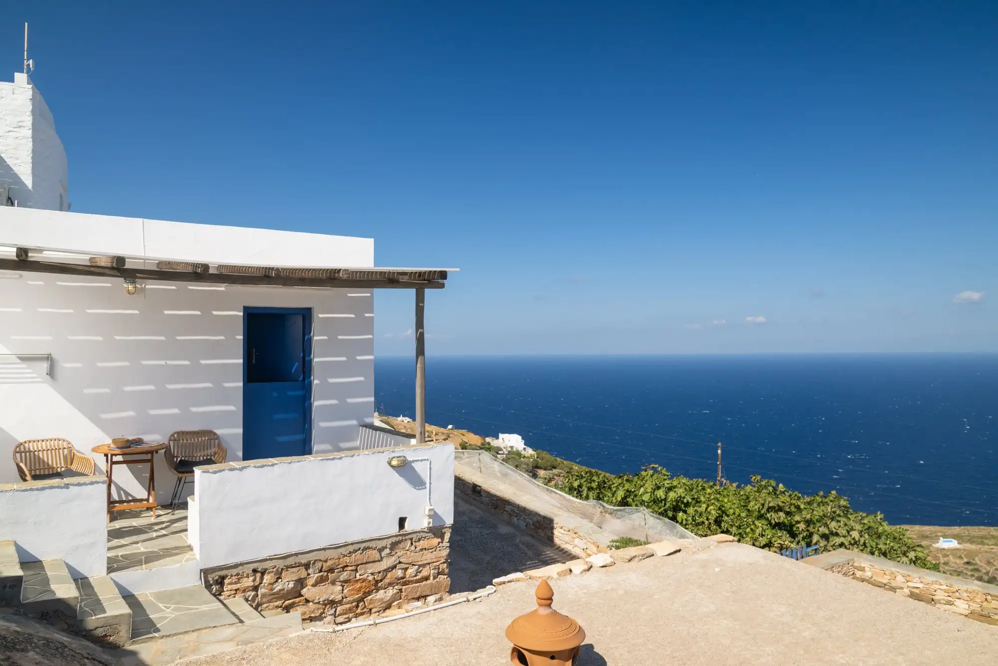 Studio Thalassa: το λευκό κτίριο με τη βεράντα του και η θάλασσα