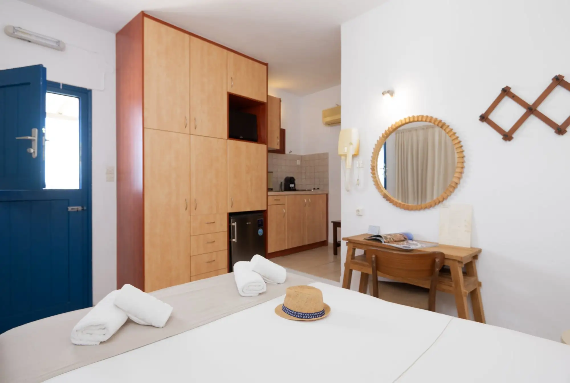 Studio Thalassa: μπλε πόρτα, ντουλάπα και κουζινάκι
