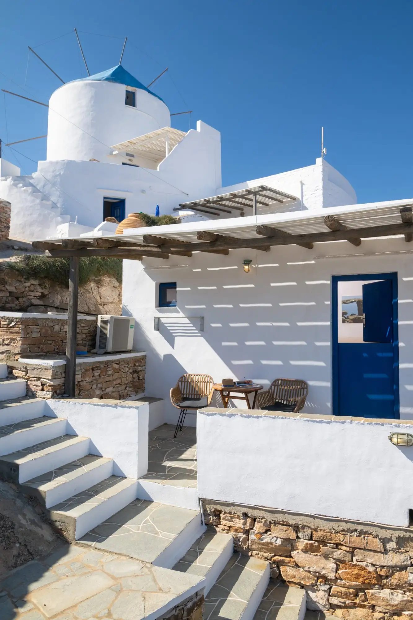 Studio Thalassa: σκαλοπάτια και βεράντα, με τον ανεμόμυλο ακριβώς από πάνω