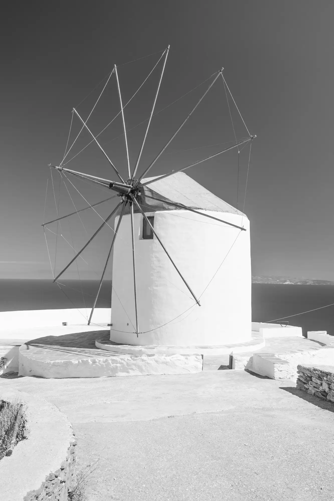 Ασπρόμαυρη φωτογραφία του ανεμόμυλου με το Αιγαίο στο βάθος