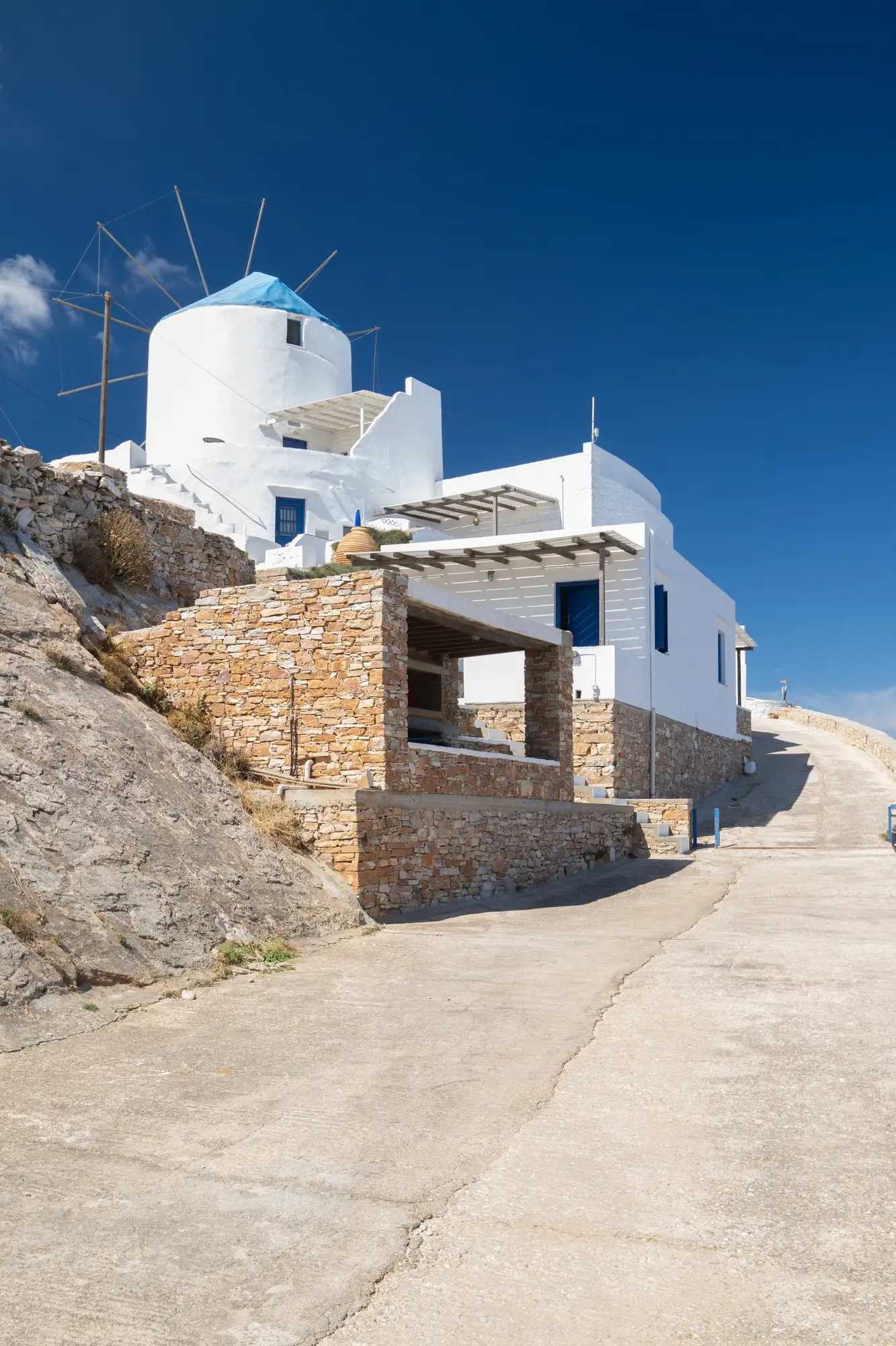 Ο ανεμόμυλος και τα καταλύματα του Windmill Villas στον λόφο του Αρτεμώνα