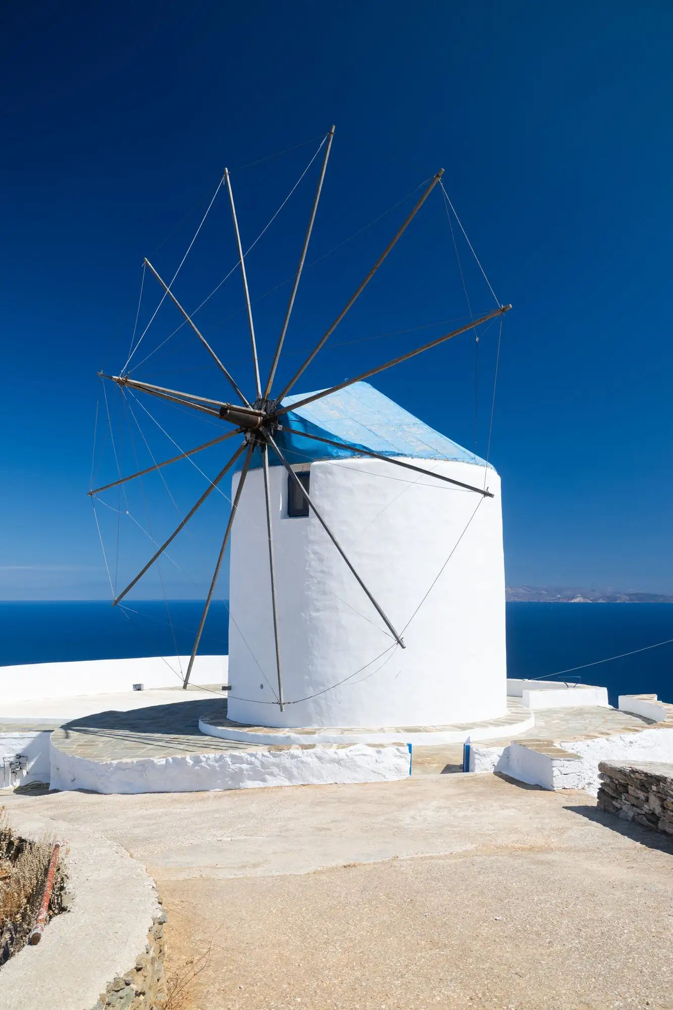 Ο ανεμόμυλος με τη γαλάζια σκεπή και τις ακτίνες των πανιών του