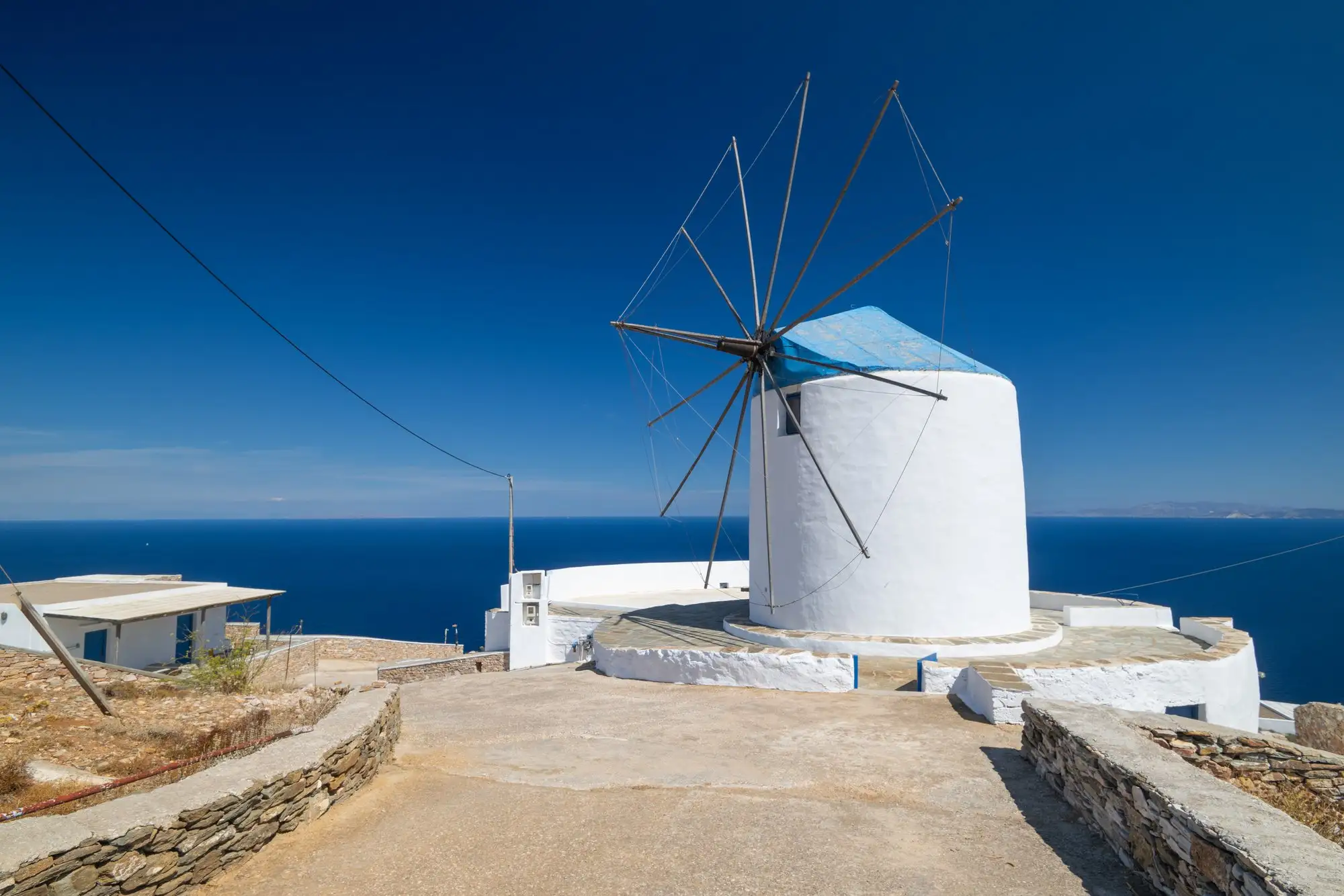 Το μονοπάτι με τις ξερολιθιές προς τον ανεμόμυλο