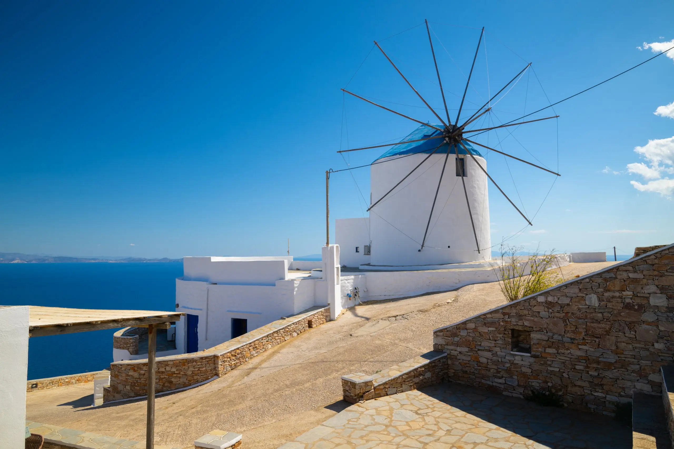 Ο ανεμόμυλος του 1854 στο Windmill Villas, με θέα στο Αιγαίο, στον Αρτεμώνα Σίφνου